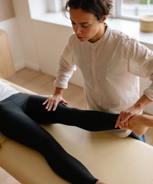 Professionnel de rééducation accompagnant un patient